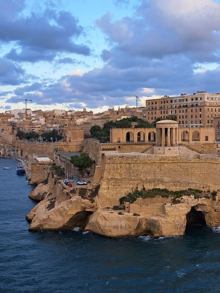 Fortificações de pedra à beira do mar em Malta
