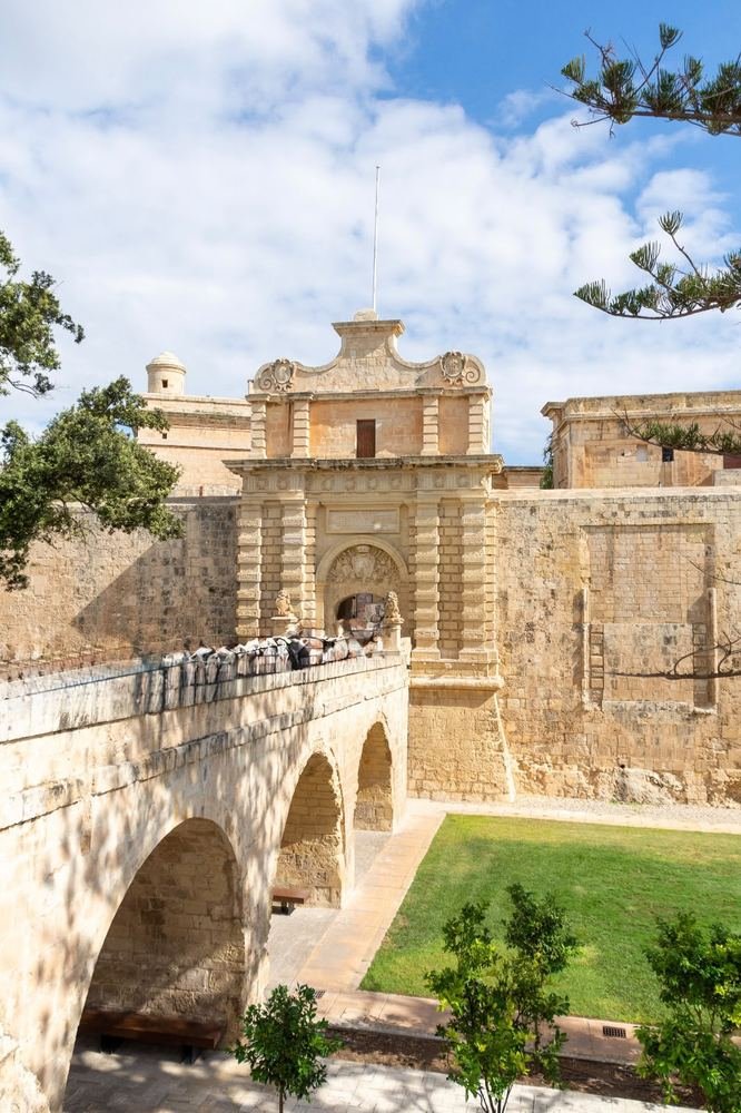 Portão de pedra da cidade murada de Mdina, em Malta