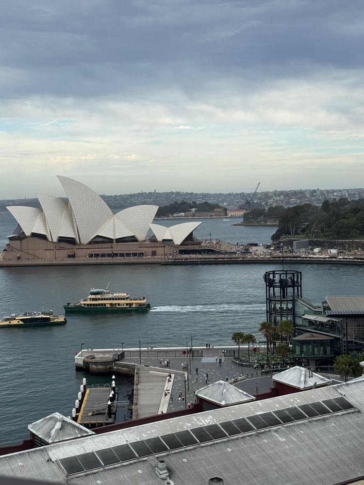 Opera House e a baía de Sydney vistas do porto