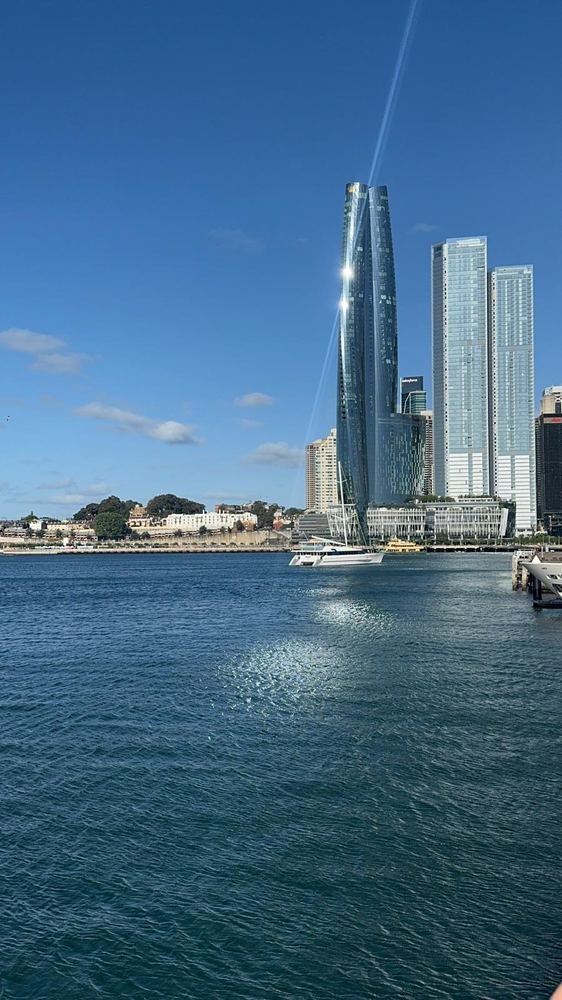 Torre espelhada de Barangaroo refletida na água da baía