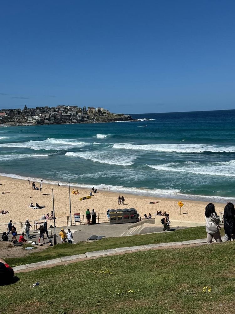 Faixa de areia e ondas da praia de Bondi