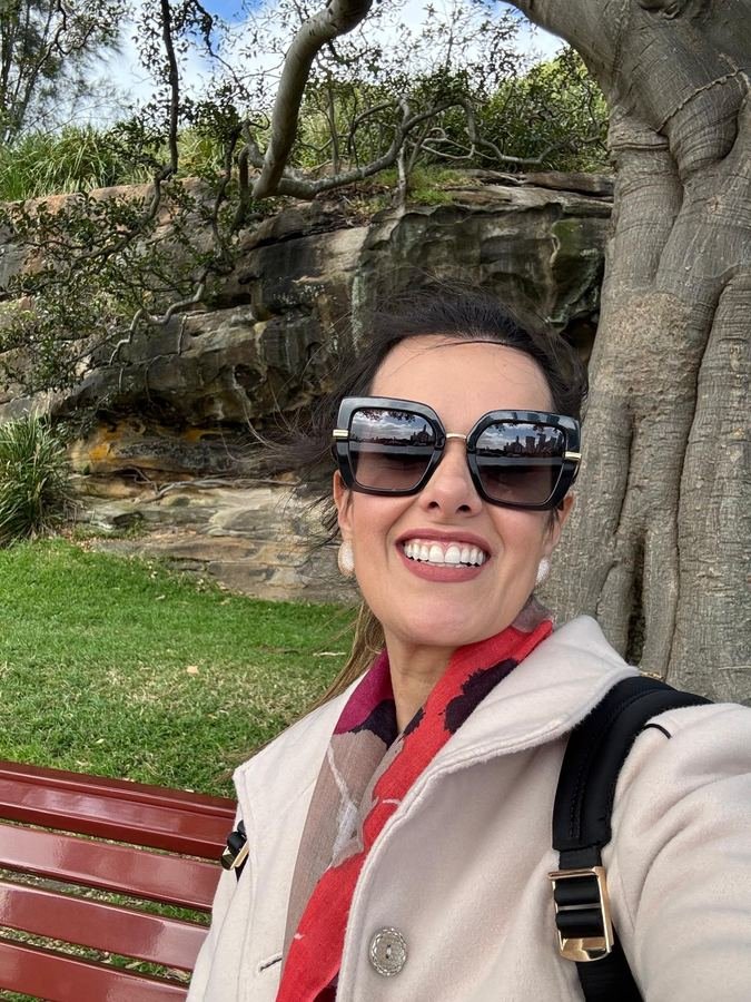Dalila Reis Santos sorrindo num parque de Sydney